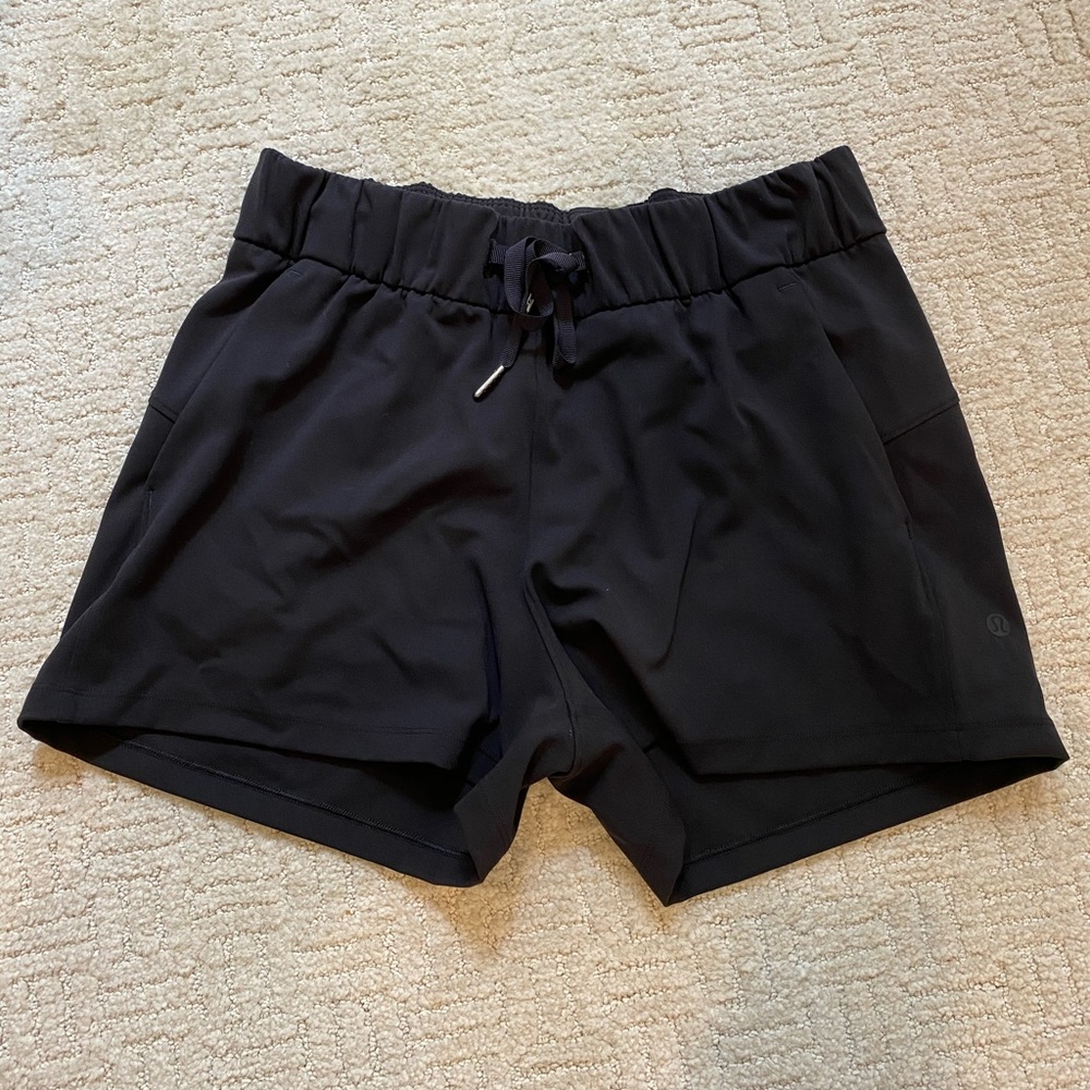 Lululemon “on the fly 2.5inch” short (black 6)